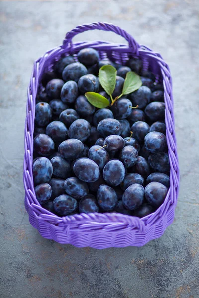 Cestino Viola Con Deliziose Prugne Sfondo Grigio Pietra Vista Dall — Foto Stock