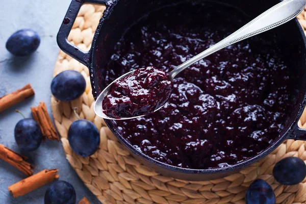 Süße Hausgemachte Pflaumenmarmelade Und Früchte Auf Einem Tisch Essen Und — Stockfoto