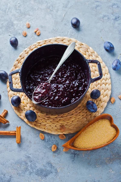 Süße Hausgemachte Pflaumenmarmelade Und Früchte Auf Einem Tisch Essen Und — Stockfoto