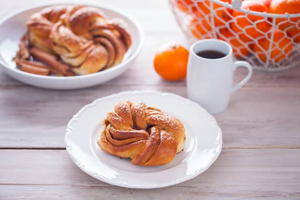 Zelfgemaakte Kaneel Brioche Broodjes Zoete Voedsel — Stockfoto