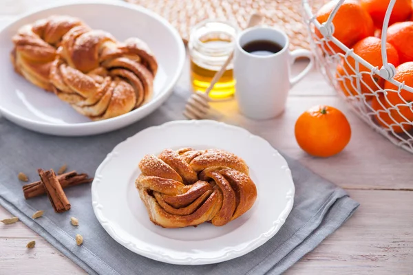 Zelfgemaakte Kaneel Brioche Broodjes Zoete Voedsel — Stockfoto