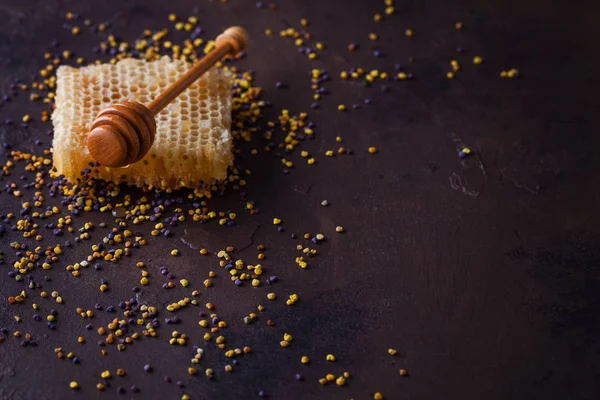 Honeycomb Och Träsked Bruna Bord — Stockfoto