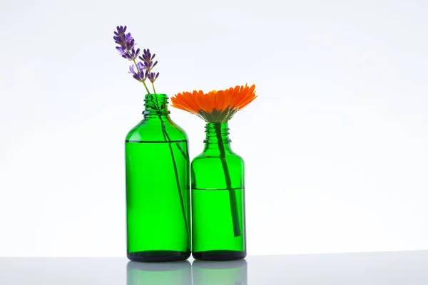 Kosmetikflaschen Mit Kräutern Auf Weißem Hintergrund — Stockfoto