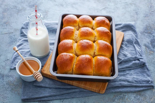 Brioche-Brötchen mit Honig — Stockfoto