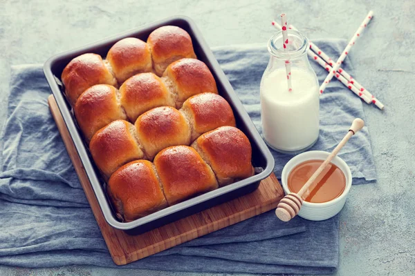 Brioche-Brötchen mit Honig — Stockfoto