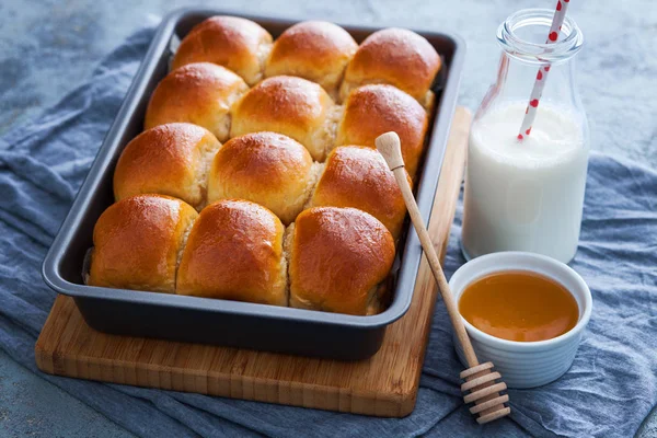 Pães de brioche com mel — Fotografia de Stock