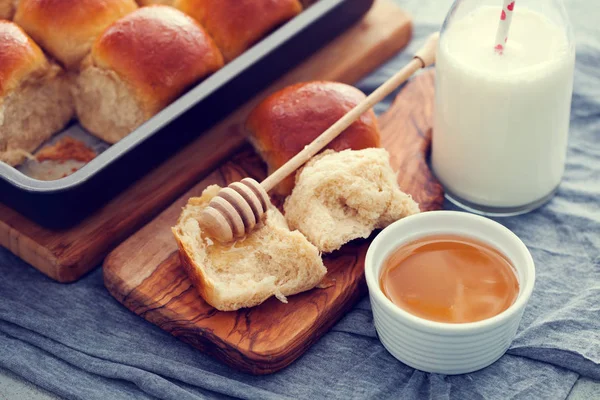 Brioche-Brötchen mit Honig — Stockfoto