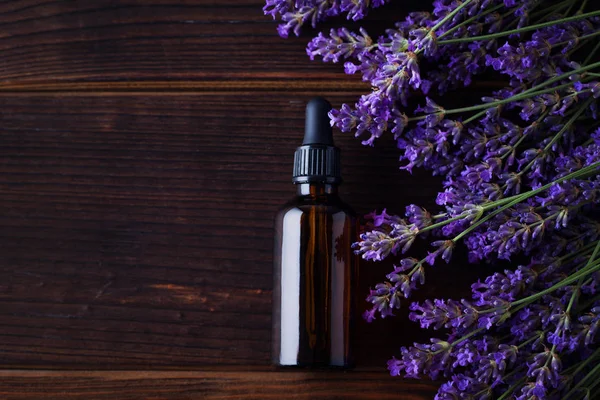 Kräuteröl und Lavendelblüten — Stockfoto