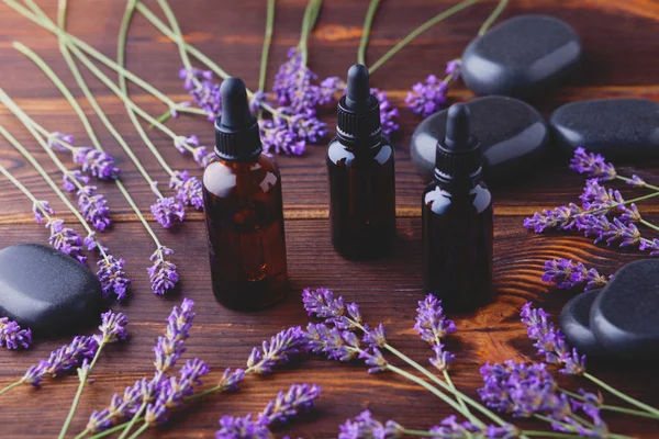 Aceite de hierbas y flores de lavanda — Foto de Stock