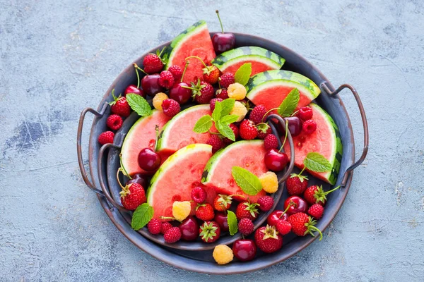 Tányér Tele Finom Nyári Gyümölcsökkel Gyümölcsök Zöldségek — Stock Fotó