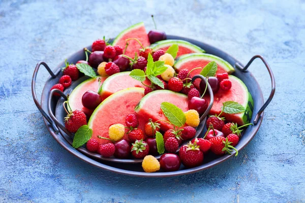 Plato Lleno Deliciosas Frutas Verano Frutas Verduras —  Fotos de Stock