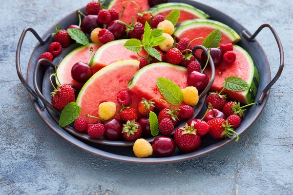 Prato Cheio Deliciosas Frutas Verão Frutas Legumes — Fotografia de Stock