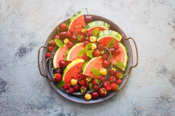 Tányér Tele Finom Nyári Gyümölcsökkel Gyümölcsök Zöldségek — Stock Fotó