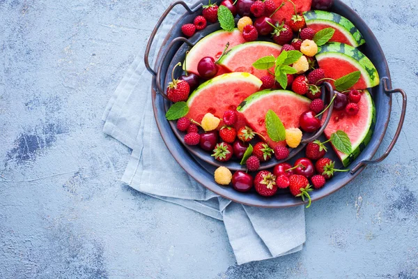 おいしい夏の果物でいっぱいのプレート 果物と野菜 — ストック写真