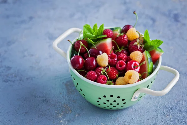 Passoire Pleine Fruits Été Fruits Légumes — Photo