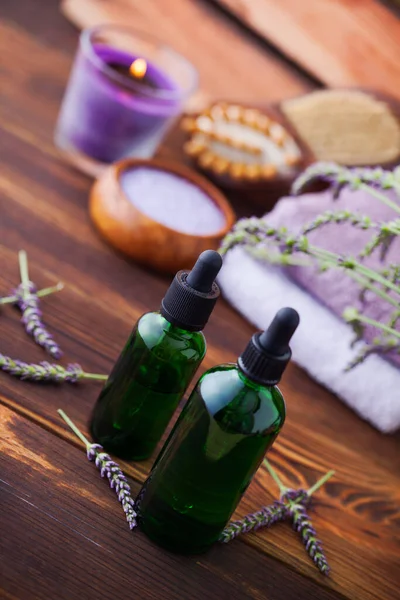 Flasche Ätherisches Lavendelöl Mit Frischen Lavendelblüten Schönheitsbehandlung — Stockfoto