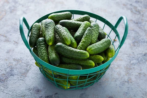 Mand Vol Verse Komkommers Groenten Fruit — Stockfoto