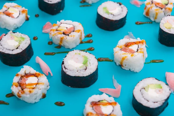 Japon mutfağı taze bir dizi alır