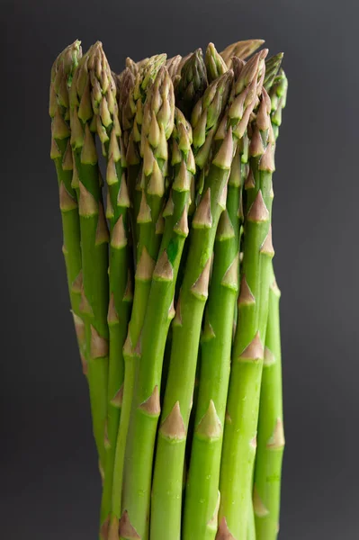 Un mazzo di asparagi verdi freschi Fotografia Stock