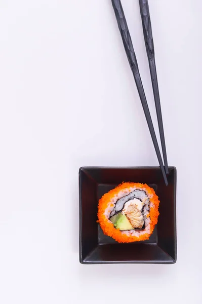 California roll sopalarla bir plaka üzerinde