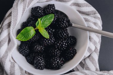 Böğürtlen ve nane ile kase