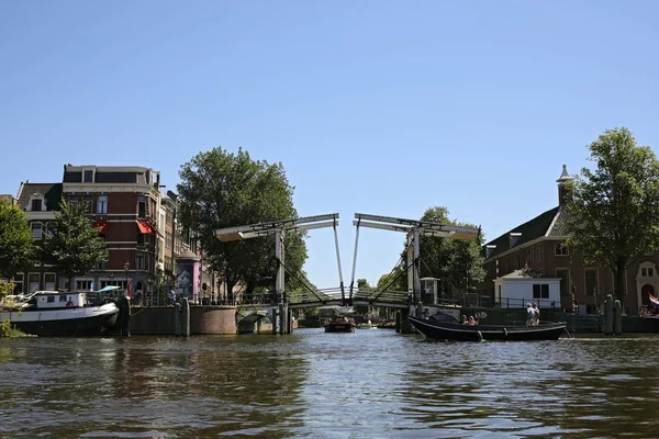 Nizozemsko Amsterdam Července 2018 Architektura Amsterdamských Vodních Kanálů Most Řece — Stock fotografie