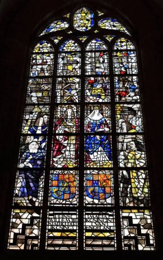 Hollanda, Delft - 4 Temmuz 2018: Yeni Kilisesi (Nieuwe Kerk) Delft, renkli vitray pencere.