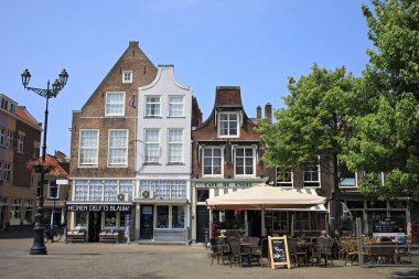 Hollanda, Delft - 4 Temmuz 2018: Pazar meydanında eski evler.