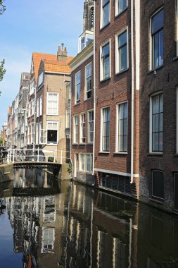 Hollanda, Delft - 4 Temmuz 2018: Delft kanallar ve mimari.