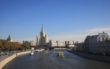 Rusya, Moskova - 14 Eylül 2018: Görünümü Moskova Nehri ile Kotelnicheskaya dolgu üzerinde gökdelen.