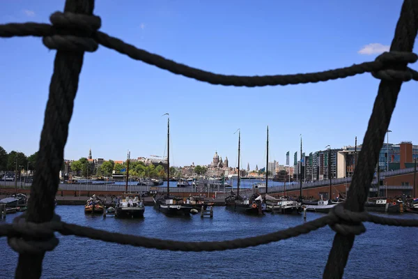 Нидерланды Амстердам Июля 2018 Года Яхты Лодки Припаркованные Реке Амстел — стоковое фото