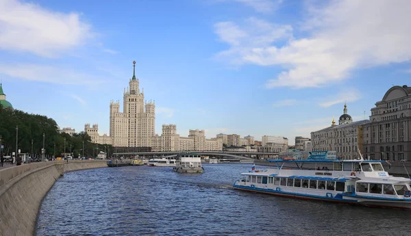 Rusya, Moskova - 16 Mayıs 2019: Kotelnicheskaya Embankment'taki Gökdelenli Moskva Nehri Manzarası.