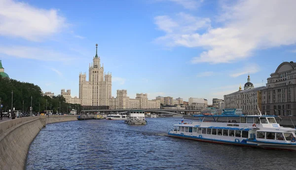 Rusya Moskova Mayıs 2019 Kotelnicheskaya Embankment Taki Gökdelenli Moskva Nehri — Stok fotoğraf