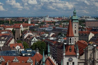 Almanya, Münih - 27 Haziran 2012: Şehir merkezinin yukarıdan görünüşü. Kırmızı çatılar.