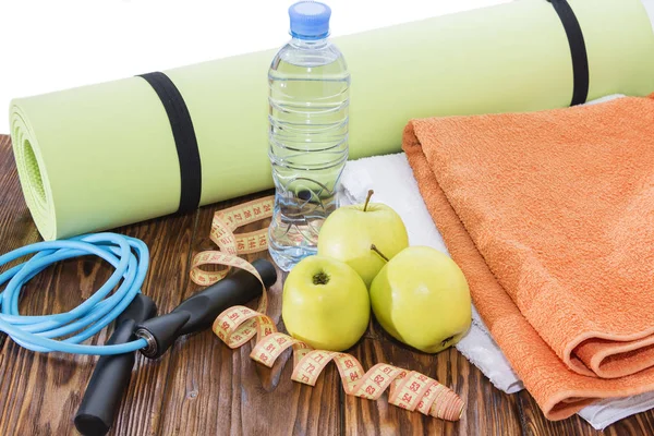 Bola Estera Yoga Botella Agua Cerca Equipamiento Deportivo Tres Manzanas — Foto de Stock