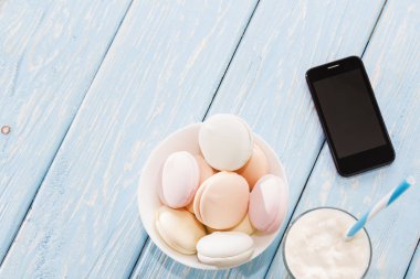 marşmelovu telefon ve bir fincan kahve yanında olduğunu. Kahve molası