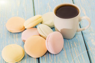 Bir fincan kahve ile bir açık mavi renkli üzerinde Marshmallows