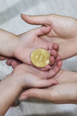 Bitcoin kavramı. Çocuk bitcoin paylaşın. Çocuk el ve bitcoin.