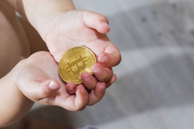 Bitcoin kavramı. Çocuk bitcoin paylaşın. Çocuk el ve bitcoin
