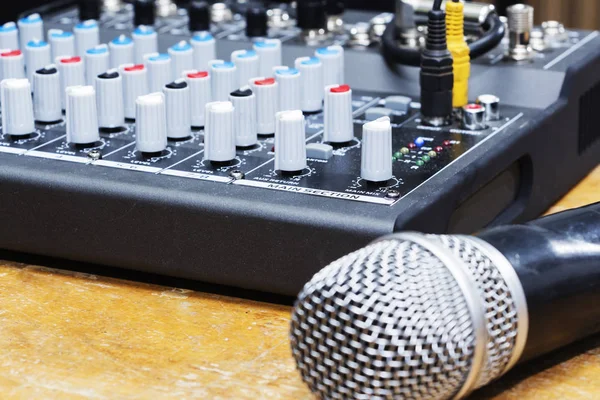 Microfone Estúdio Condensador Profissional Sobre Músico Desfocado Fundo Mixer Áudio — Fotografia de Stock