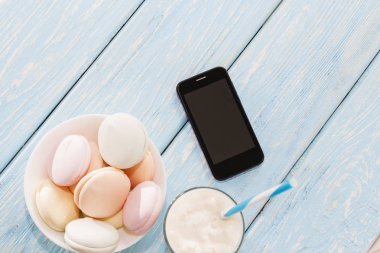 marşmelovu telefon ve bir fincan kahve yanında olduğunu. Kahve molası