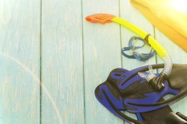 mavi palet ve gözlük açık mavi renkli.