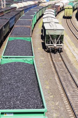 Raylı arabalar, kömür ile yüklü bir tren kömür taşımaktadır.