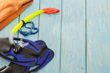 mavi palet ve gözlük açık mavi renkli.