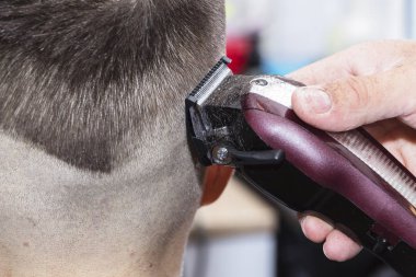 Erkek saç şekillendirme ve Kuaför Salonu makine ve saç kesme makineleri makas yardımı ile damat.