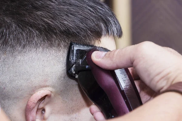 Чоловіче волосся Стилізація і догляд за волоссям за допомогою ножиць машини і стрижки волосся в перукарні . — стокове фото