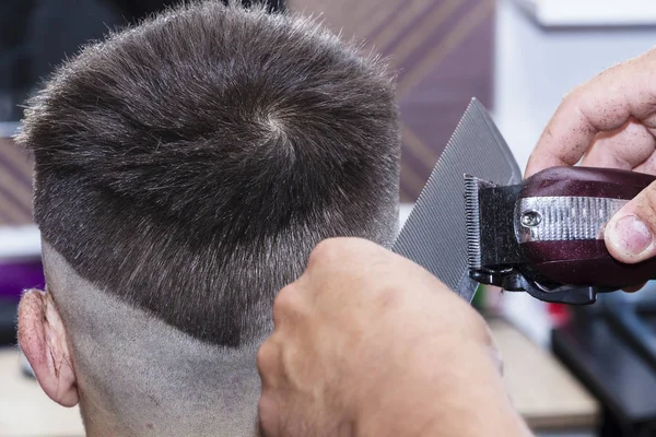 Mens hair Styling and grooming with the help of scissors machine and hair clippers in the hair salon. — Stock Photo, Image