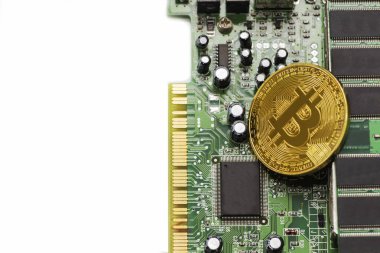 Bitcoin araştırma süreci - altın sikke üzerinde bilgisayar devre kartı ile bitcoin oluşum ve miniyonga. Elektronik para, internet finans rypto para kavramı