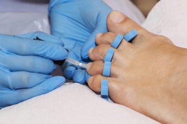 Kadın ayakları pedikür yaptırıyor. Konsepti kapat