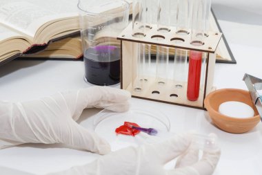 Laboratuvar tüpü, kırmızı sıvı ile eppendorfs. Beyaz arka plan. Stüdyo vurdu